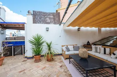 Un balcón o terraza de CASA PALACIO SXVIII CON PISCINA en centro histórico de SEVILLA