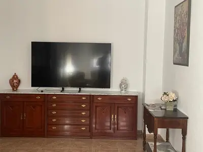 Una televisión o centro de entretenimiento en Casa La Tinaja