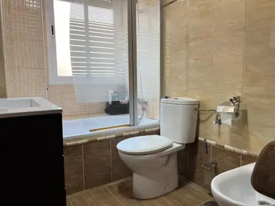 Un baño de Piso familiar con perfecta ubicación
