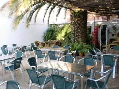 Un restaurante o sitio para comer en Hostal las Tres Jotas