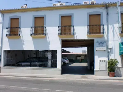 Edificio en el que se encuentra el hostal o pensión