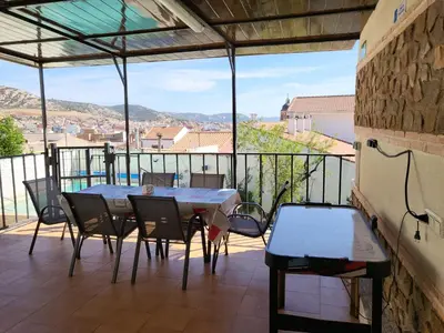 Un balcón o terraza de Casa Oasis Puertollano, una casa en un entorno rural en Puertollano, agradable, con Piscina en zona tranquila
