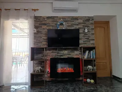Una televisión o centro de entretenimiento en Casa Oasis Puertollano, una casa en un entorno rural en Puertollano, agradable, con Piscina en zona tranquila
