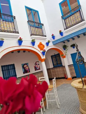 Edificio en el que se encuentra el hostal o pensión