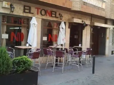 Un restaurante o sitio para comer en Apartment Arevalo Center, Parking Gratis