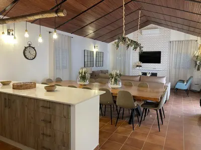 Una televisión o centro de entretenimiento en Casa rural La Alcaparra