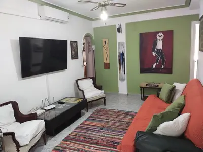 Una televisión o centro de entretenimiento en An Indian Bollywood Sevilla Experience - for families, couples & business trips