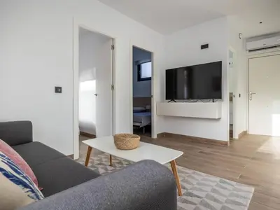 Una televisión o centro de entretenimiento en Nervión Suites 1 - Vacacional Sevilla
