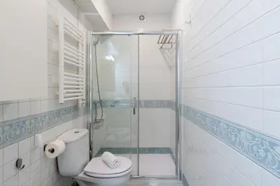 Un baño de Bonito Callejón en la Judería by TheGoodTourist