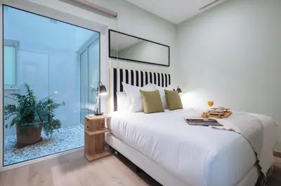 Cama o camas de una habitación en Sercotel Sevilla Guadalquivir Suites