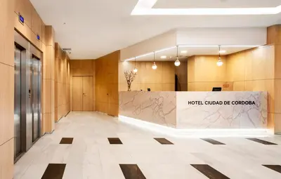 El vestíbulo o zona de recepción de Exe Ciudad de Córdoba