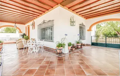 Un balcón o terraza de Stunning Home In Aguilar De La Frontera