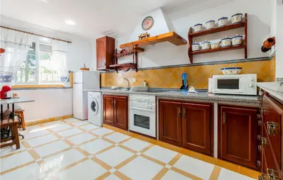 Una cocina o zona de cocina en Stunning Home In Aguilar De La Frontera