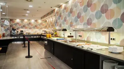 Comida en o cerca de este hotel