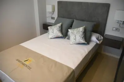 Cama o camas de una habitación en APTOS MILLÁN