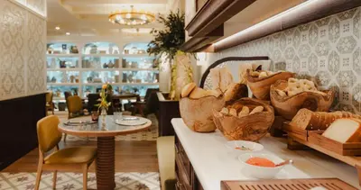Comida en o cerca de este hotel