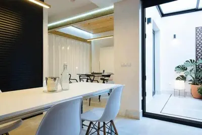 Plano de Lujoso loft con piscina y espacio office