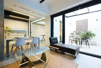 Zona de estar de Lujoso loft con piscina y espacio office