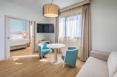 Cama o camas de una habitación en Occidental Sevilla Viapol
