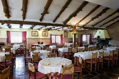 Un restaurante o sitio para comer en Hotel la Perdiz
