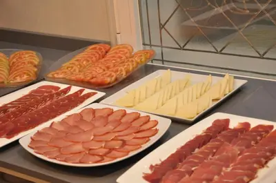 Comida en o cerca de este hotel