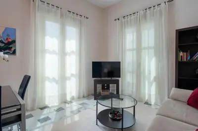 Una televisión o centro de entretenimiento en Beautiful apartment with balcony - Center-1BD1BTH