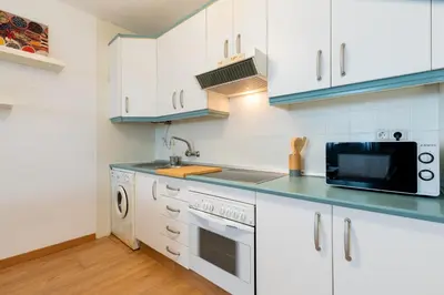 Una cocina o zona de cocina en CR ALAMEDA Amplio y Traquilo apartameto para parejas