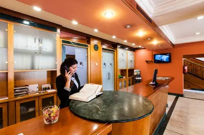 Una televisión o centro de entretenimiento en Hotel Del Val