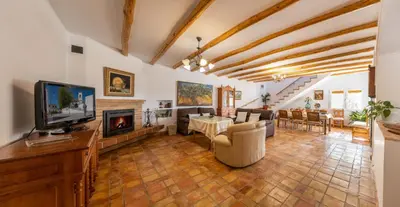 Una televisión o centro de entretenimiento en Vivienda Rural Las Bartolas