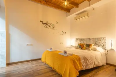 Cama o camas de una habitación en APARTAMENTO PATIO ANDALUZ EN SEVILLA