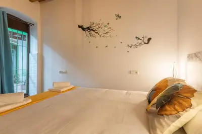 Cama o camas de una habitación en APARTAMENTO PATIO ANDALUZ EN SEVILLA