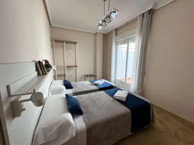 Cama o camas de una habitación en Casa grande de tres plantas con parking gratis