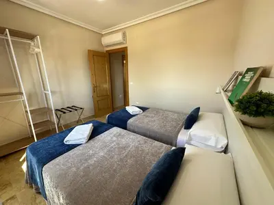 Cama o camas de una habitación en Casa grande de tres plantas con parking gratis