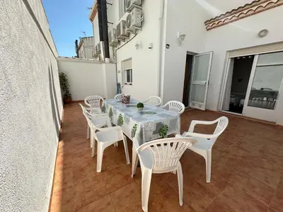 Un balcón o terraza de Casa grande de tres plantas con parking gratis