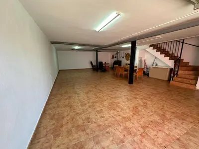 Plano de Casa grande de tres plantas con parking gratis