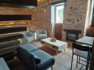 Zona de estar de Balcón de la Moreria con leña