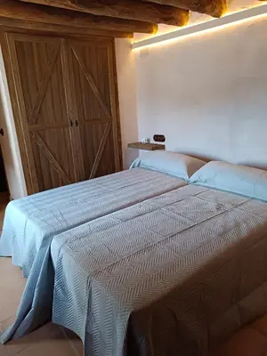 Cama o camas de una habitación en Balcón de la Moreria con leña
