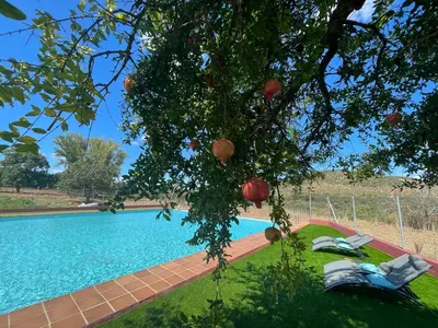 Piscina en o cerca de Cortijo Huerta Galindo