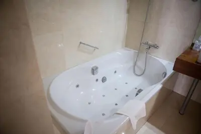 Un baño de Hotel Puerta de la Luna