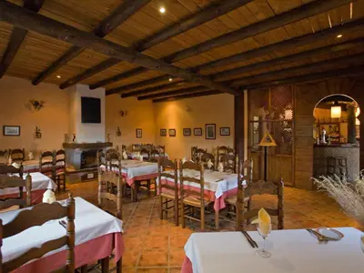 Un restaurante o sitio para comer en Villa La Manzanilla Rocabella