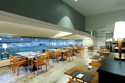 Un restaurante o sitio para comer en Exe Isla Cartuja
