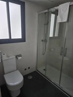 Un baño de Sercotel Córdoba Medina Azahara