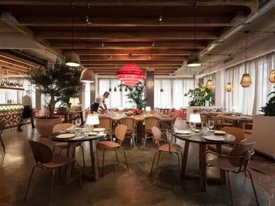 Un restaurante o sitio para comer en Hesperia Sevilla