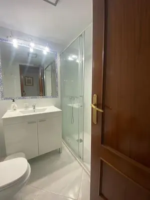 Un baño de funcional piso 4 dormitorios frente a santa justa