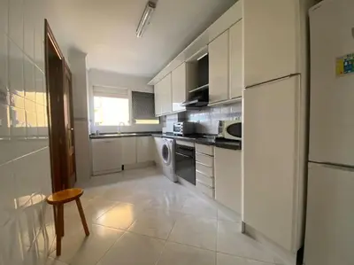Una cocina o zona de cocina en funcional piso 4 dormitorios frente a santa justa