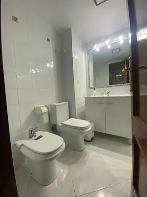 Un baño de funcional piso 4 dormitorios frente a santa justa