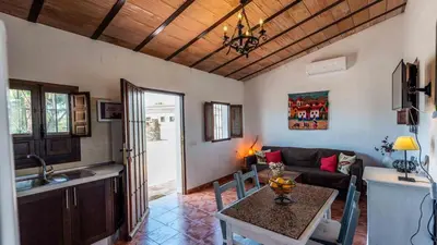 Una cocina o zona de cocina en La Casita del Sabinal Álora by Ruralidays