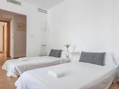 Cama o camas de una habitación en Alojamiento con piscina en Sevilla