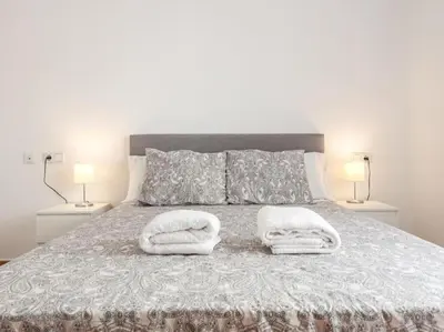 Cama o camas de una habitación en Alojamiento con piscina en Sevilla