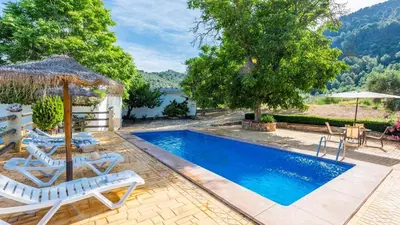 Piscina en o cerca de Las Nogueras de Montefrío by Ruralidays